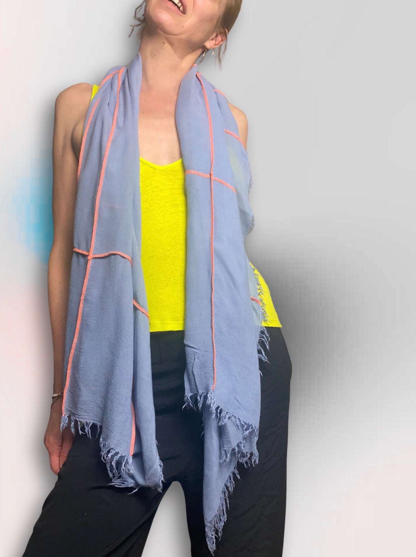 XXL-Bambusschal, Jeansblau, mit neonorangenen Ziernähten