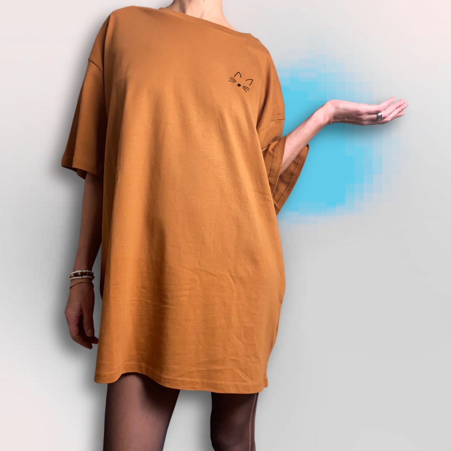 CAT, T-Shirt Kleid, Toffee, kurzes Oversized Kleid mit Micro Katzen Print, orange-braun, schwarz