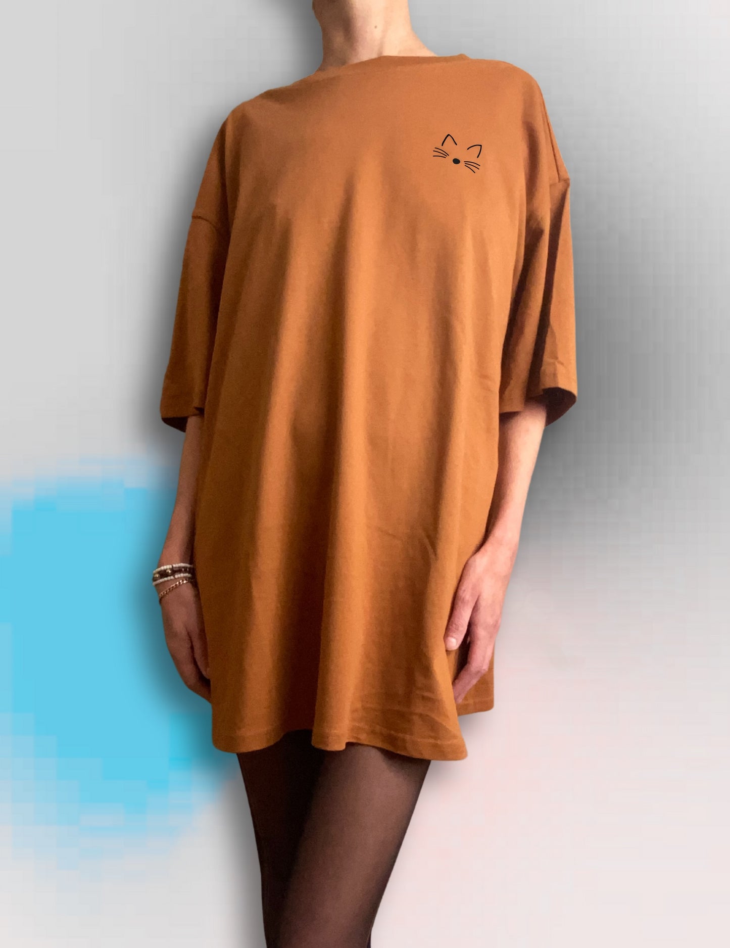 CAT, T-Shirt Kleid, Toffee, kurzes Oversized Kleid mit Micro Katzen Print, orange-braun, schwarz
