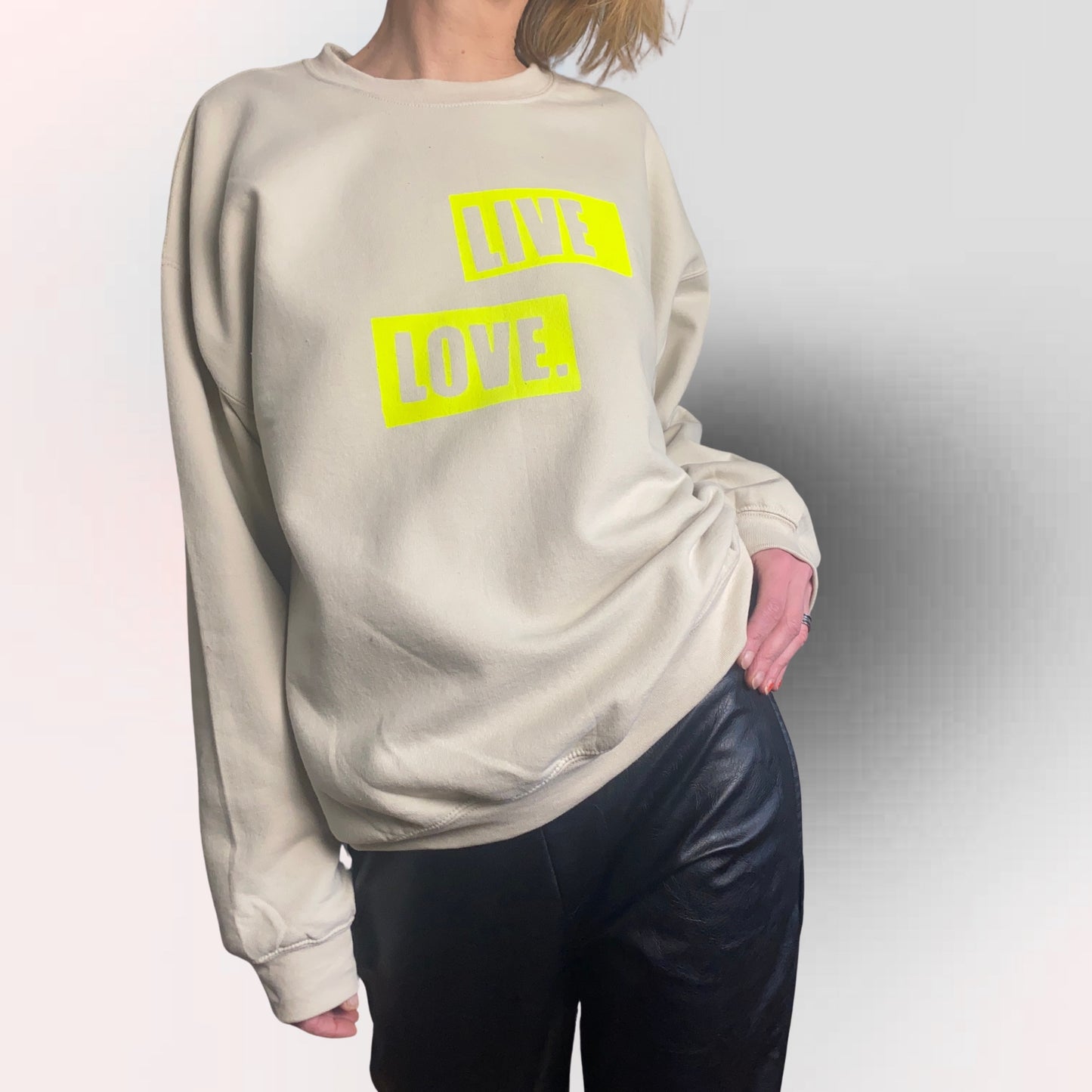 Crewneck Sweatshirt mit Neonprint, Oversized Sweater, Sand, Neongelb, mit Siebdruck auf der Vorderseite, LIVE, LOVE
